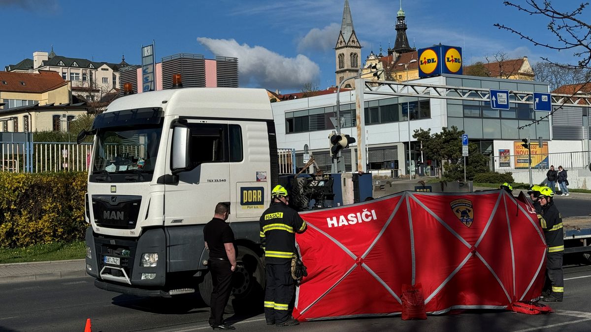 Chodec v Kladně zemřel po střetu s nákladním autem